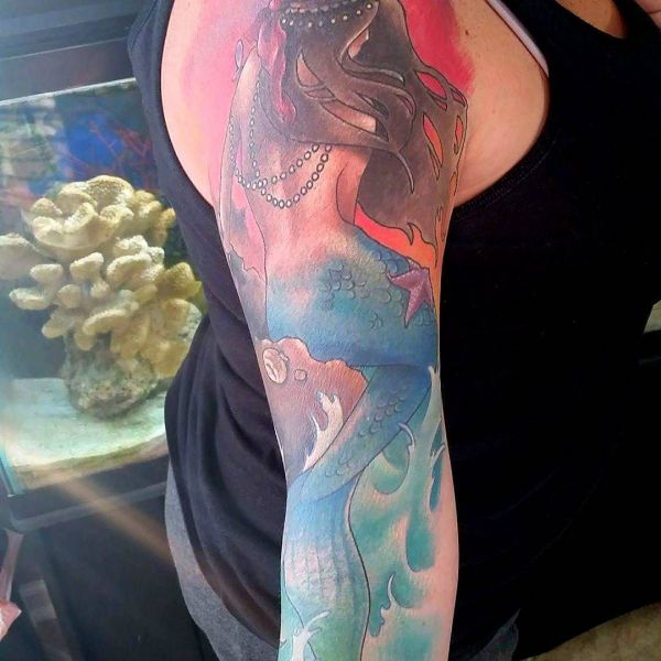 Реалистичная татуировка русалки на плече