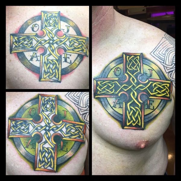 Кельтский крест на груди с зеленым оттенком
