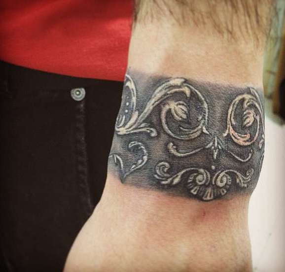 Татуировка на запястье в виде браслета с узором