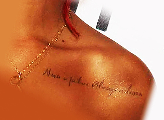 Надпись на груди у Рианны