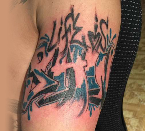 Татуировка в стиле граффити на плече