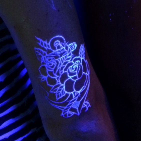 Ультрафиолетовая татуировка на плече