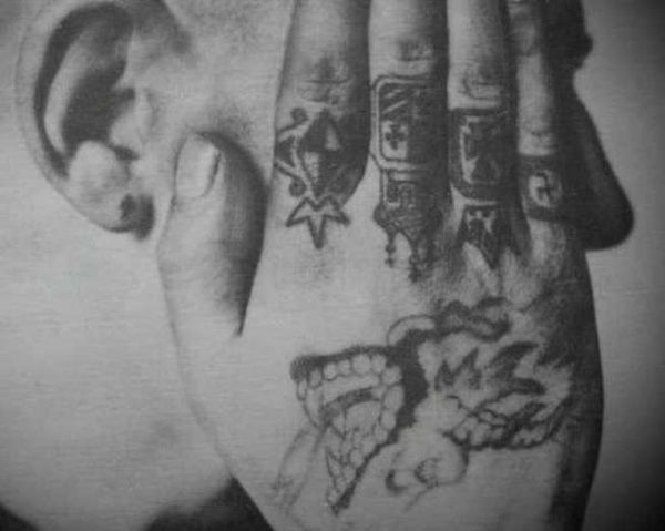 Татуировка заключенного на руках