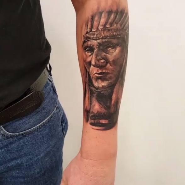 Татуировка на предплечье пожилого индейца