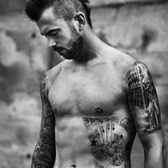 Стивен Дефур с татуировками