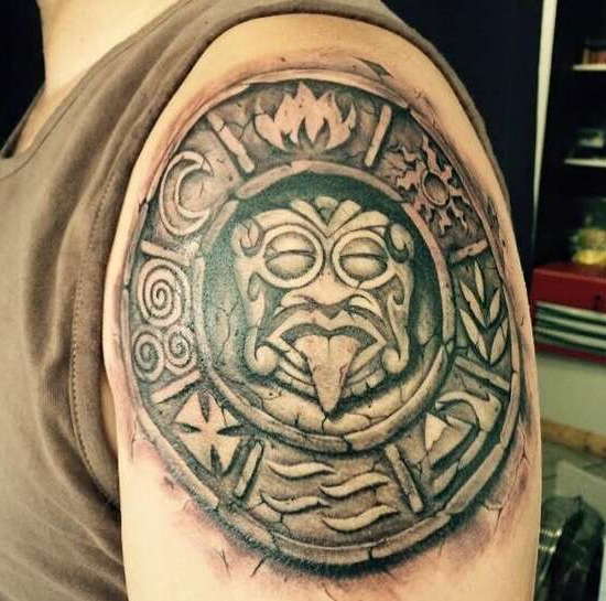 Татуировка в стиле племени майя