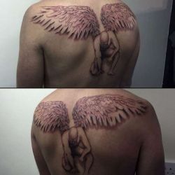 Ангел с крыльями присел на коленку на спине