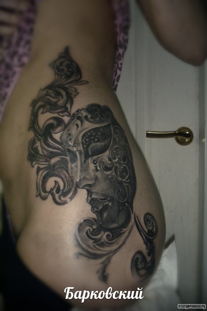 Фотография татуировки под названием «Маска с узором барокко»