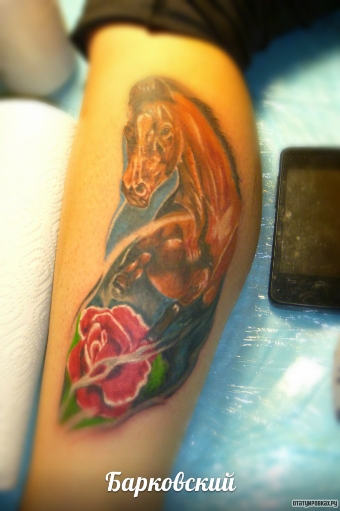 Фотография татуировки под названием «Лошадь с маком»
