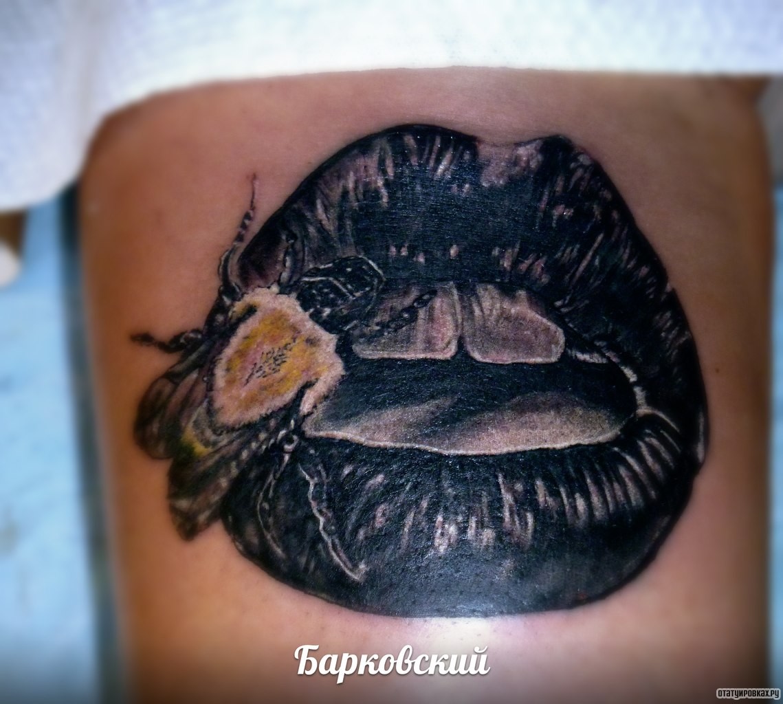 Фотография татуировки под названием «Губы с осой»