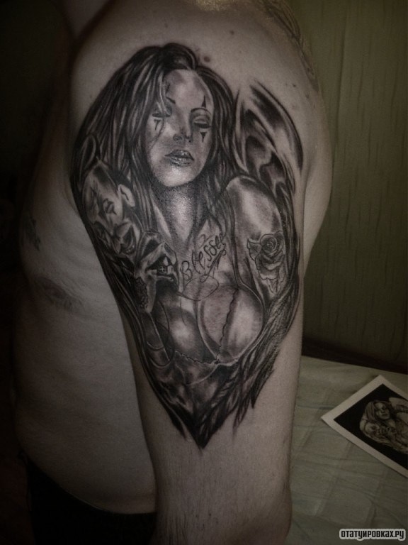 Фотография татуировки под названием «Девушка с надписью и розой»
