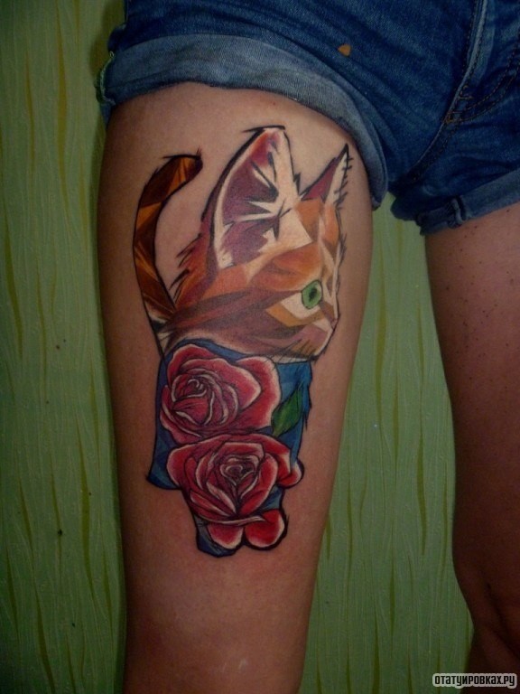 Фотография татуировки под названием «Котенок в стиле лайнворк с розами»