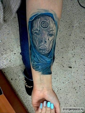 Фотография татуировки под названием «Девушка в синем платке»
