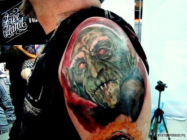Фотография татуировки под названием «Гремлин в зеленом цвете»