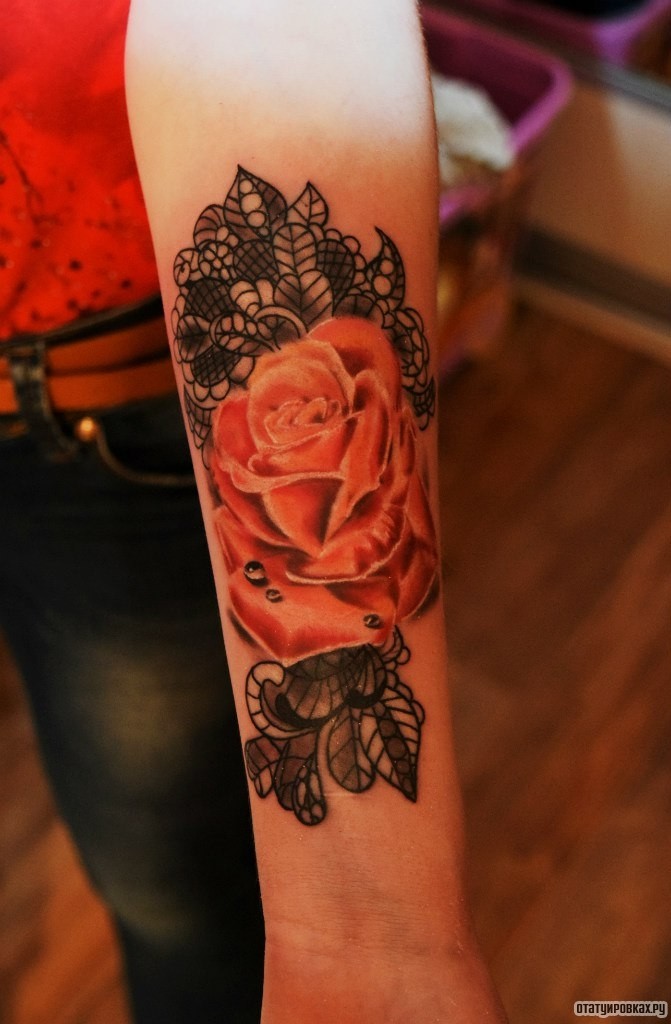 Фотография татуировки под названием «Роза с узором»