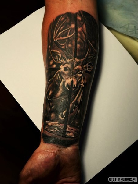 Фотография татуировки под названием «Олень в виде летучей мыши»