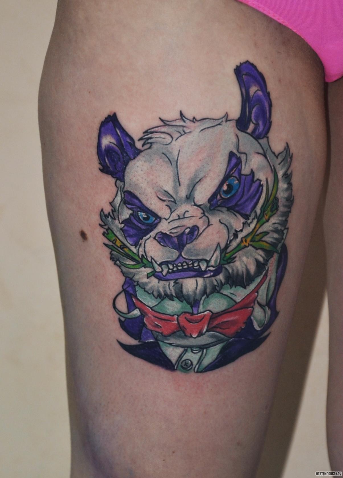 Фотография татуировки под названием «Злая панда с бамбуком в зубах»