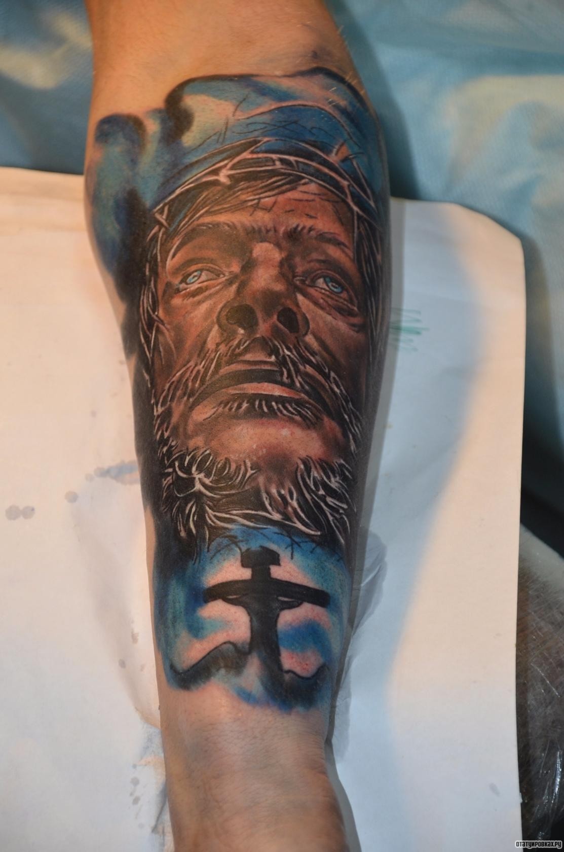 Фотография татуировки под названием «Иисус и крест в голубом цвете»
