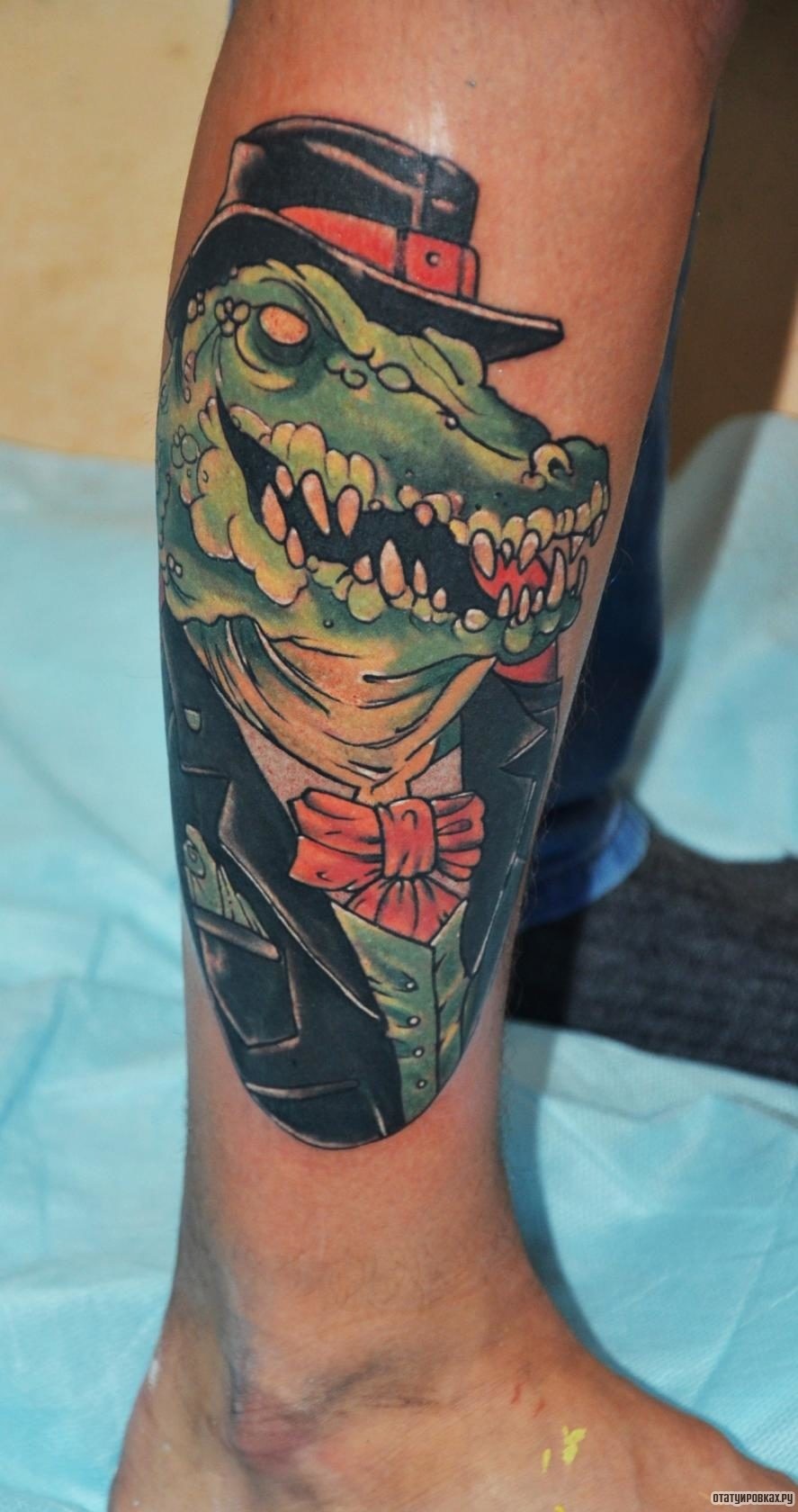 Фотография татуировки под названием «Крокодил в костюме»