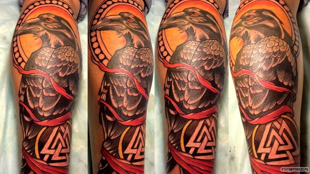 Фотография татуировки под названием «Ворон с кельтским треугольником»