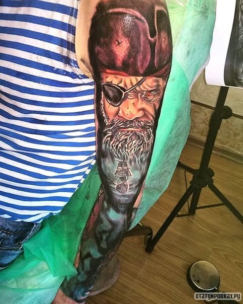 Фотография татуировки под названием «Старый пират с кораблем»