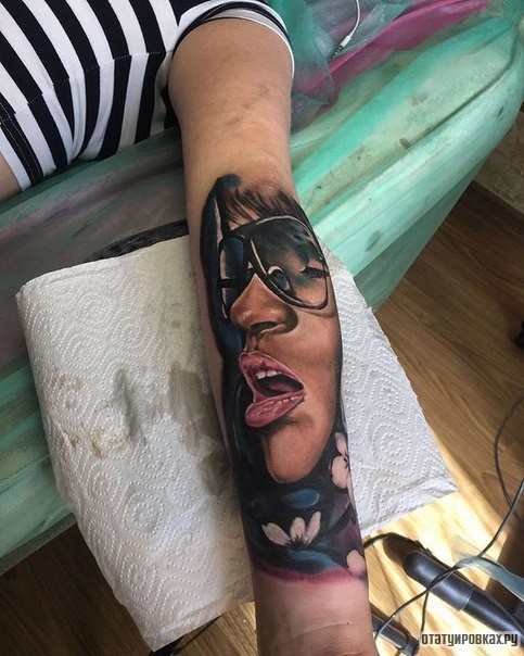 Фотография татуировки под названием «Портрет девушки  в очках с цветами»