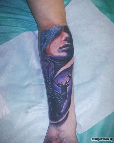 Фотография татуировки под названием «Лицо девушки и олень»