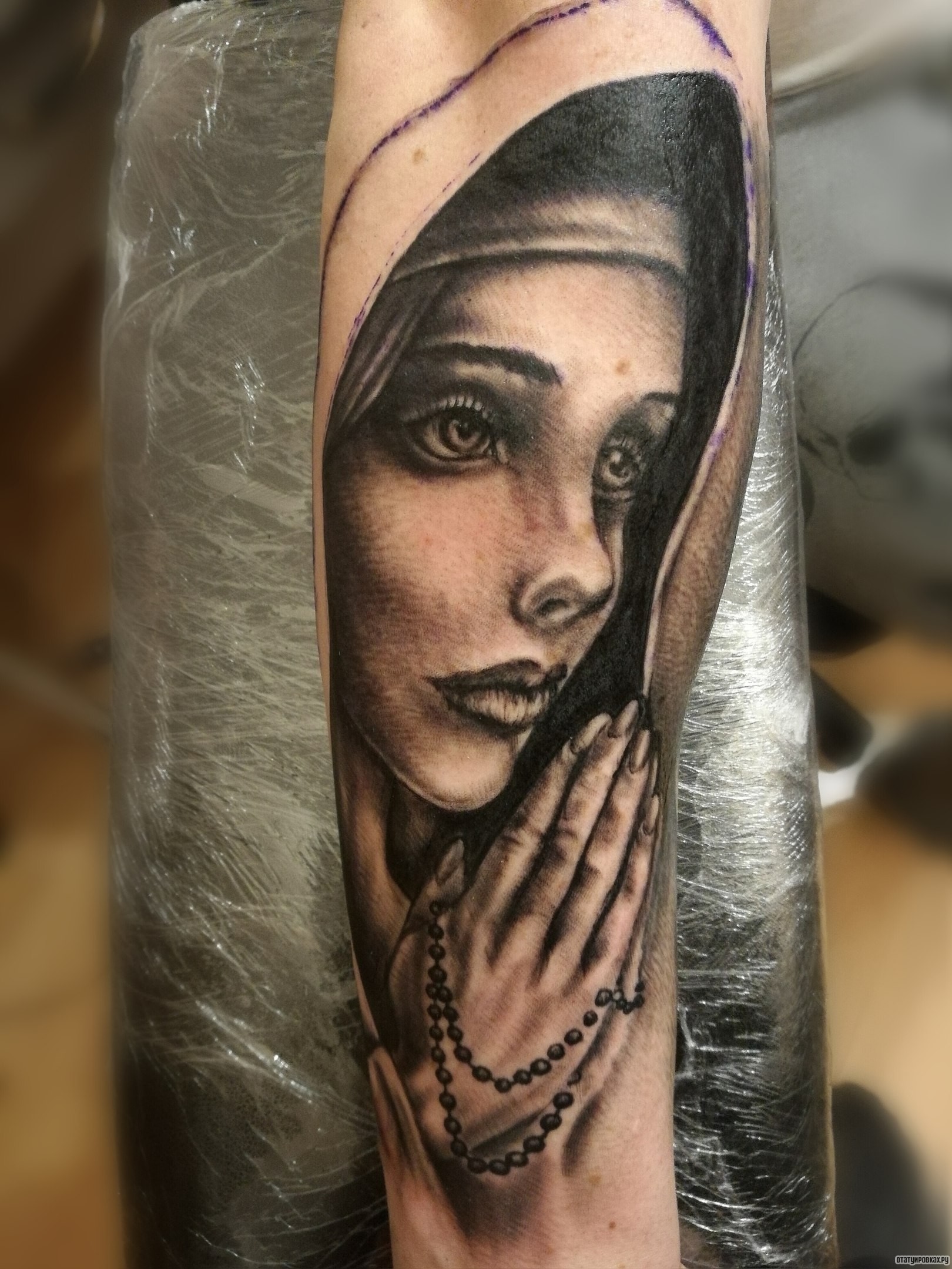 Фотография татуировки под названием «Девушка молется»