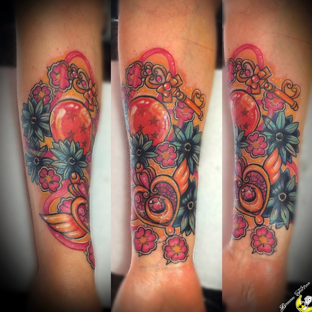 Фотография татуировки под названием «Узоры из цветов, ключа и сердца»