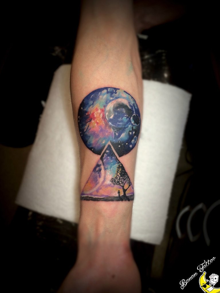 Фотография татуировки под названием «Треугольник и планета»