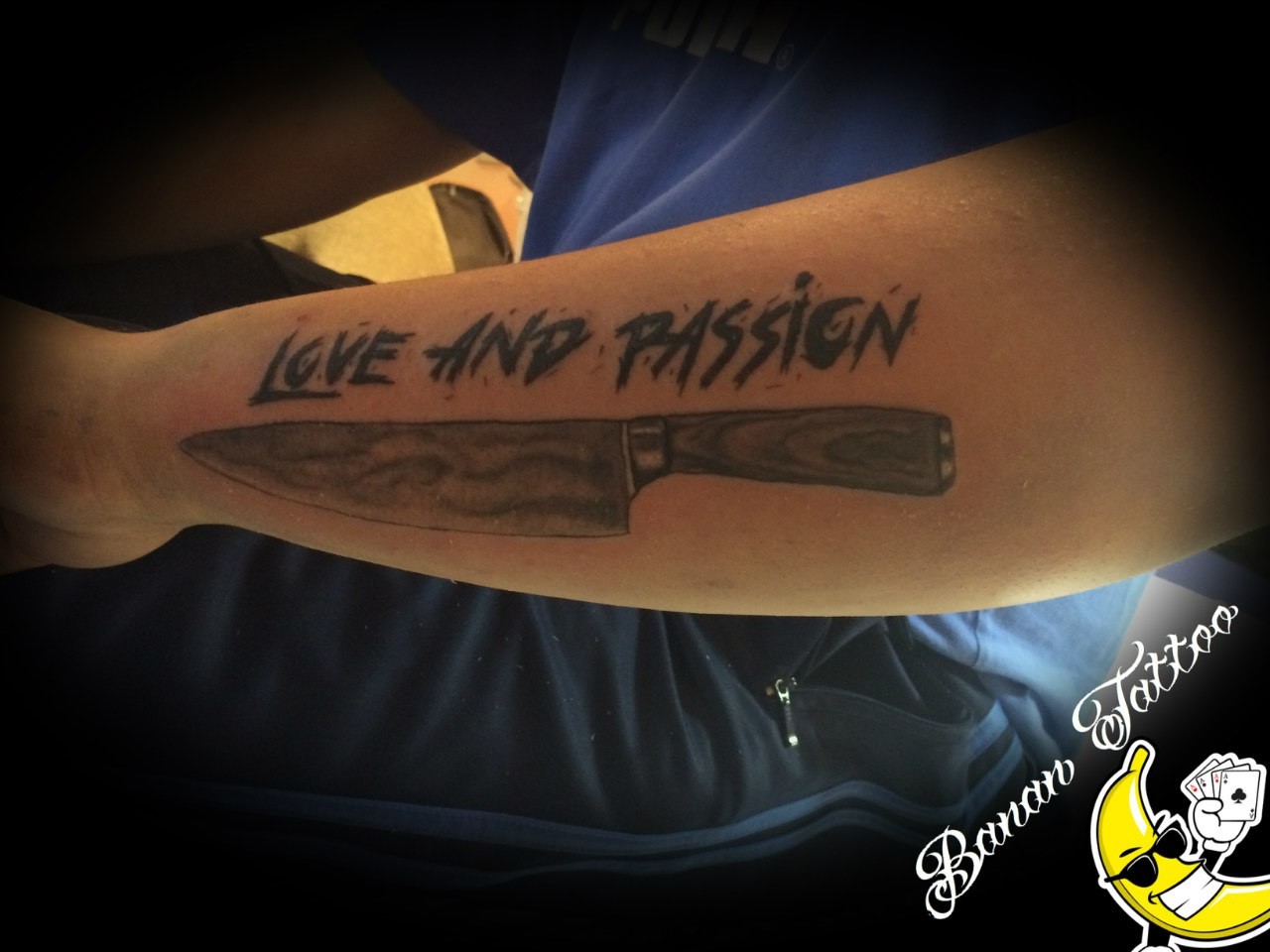 Фотография татуировки под названием «Нож и надпись»