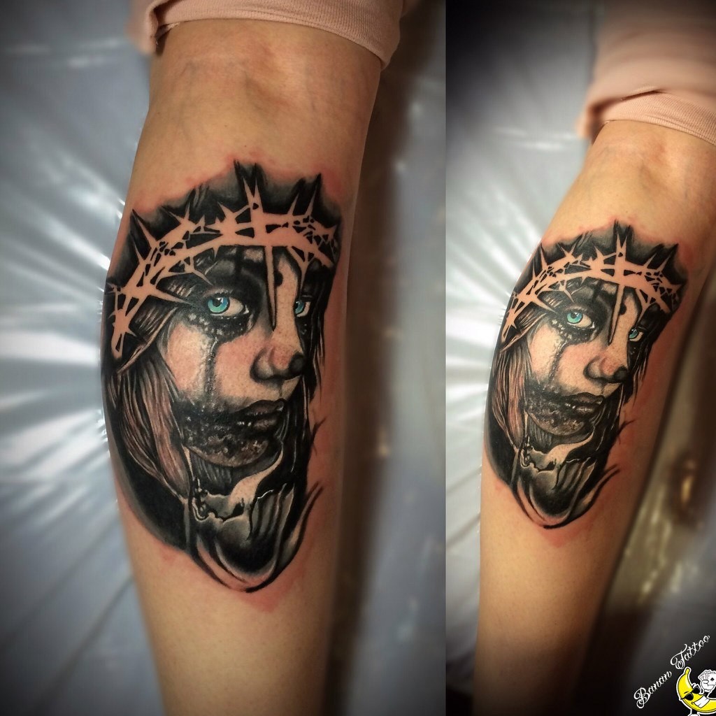 Фотография татуировки под названием «Девушка с колючей проволокой»