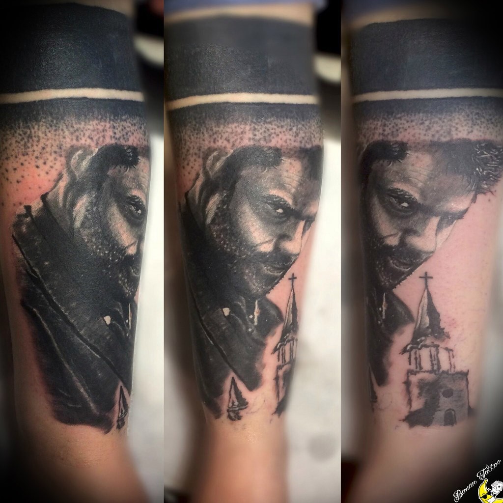 Фотография татуировки под названием «Человек на фоне церкви»