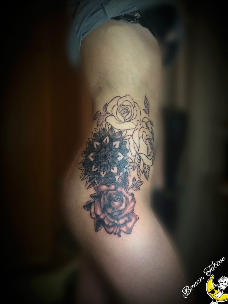 Фотография татуировки под названием «Узор и розы»