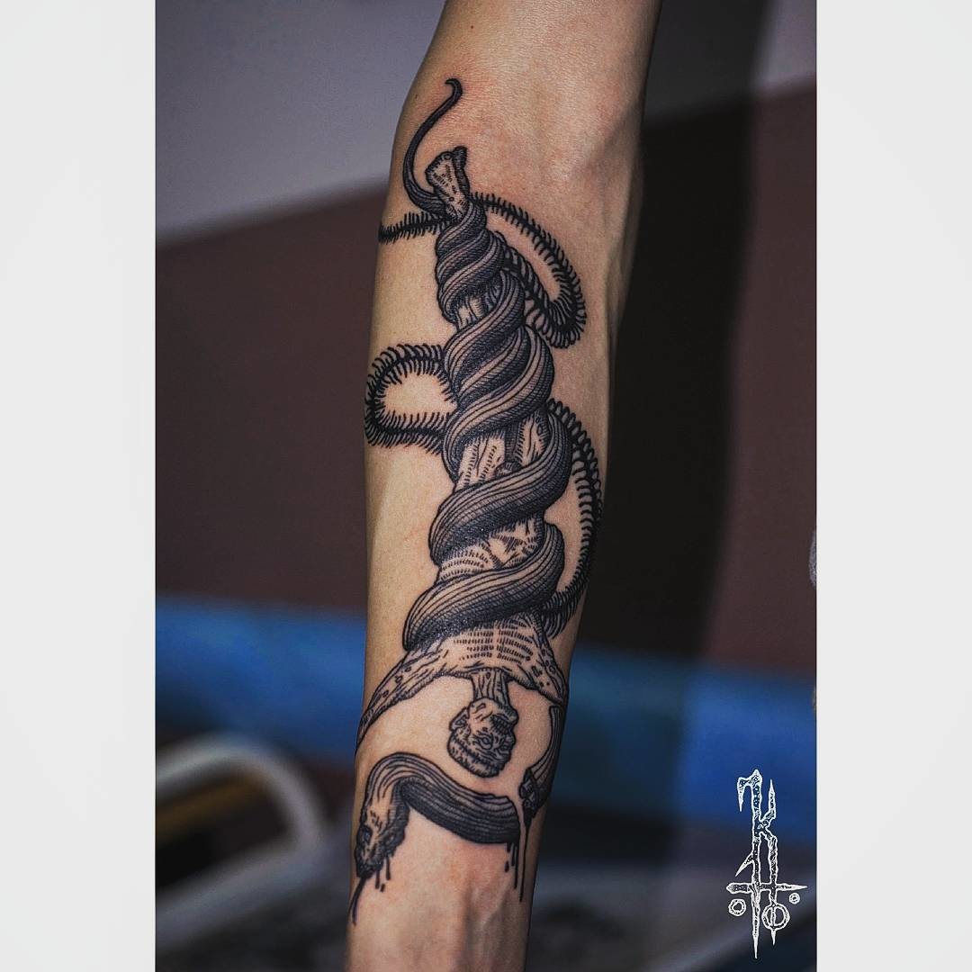 Фотография татуировки под названием «Змея душит человека»