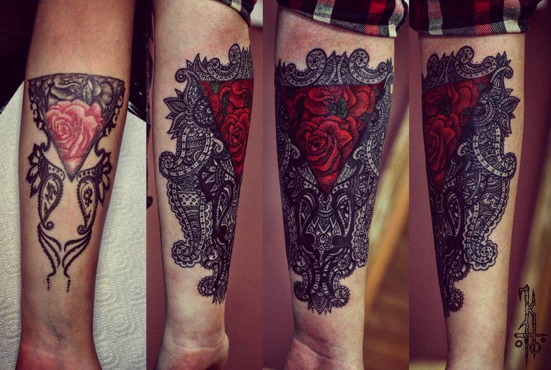 Фотография татуировки под названием «Узор, треугольник, розы»