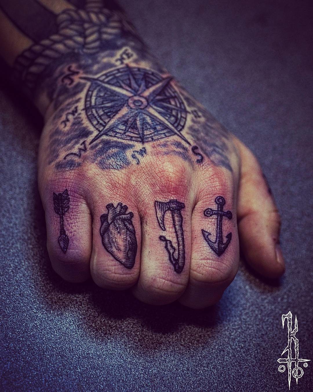 Фотография татуировки под названием «Якорь, топор, сердце, стрела»