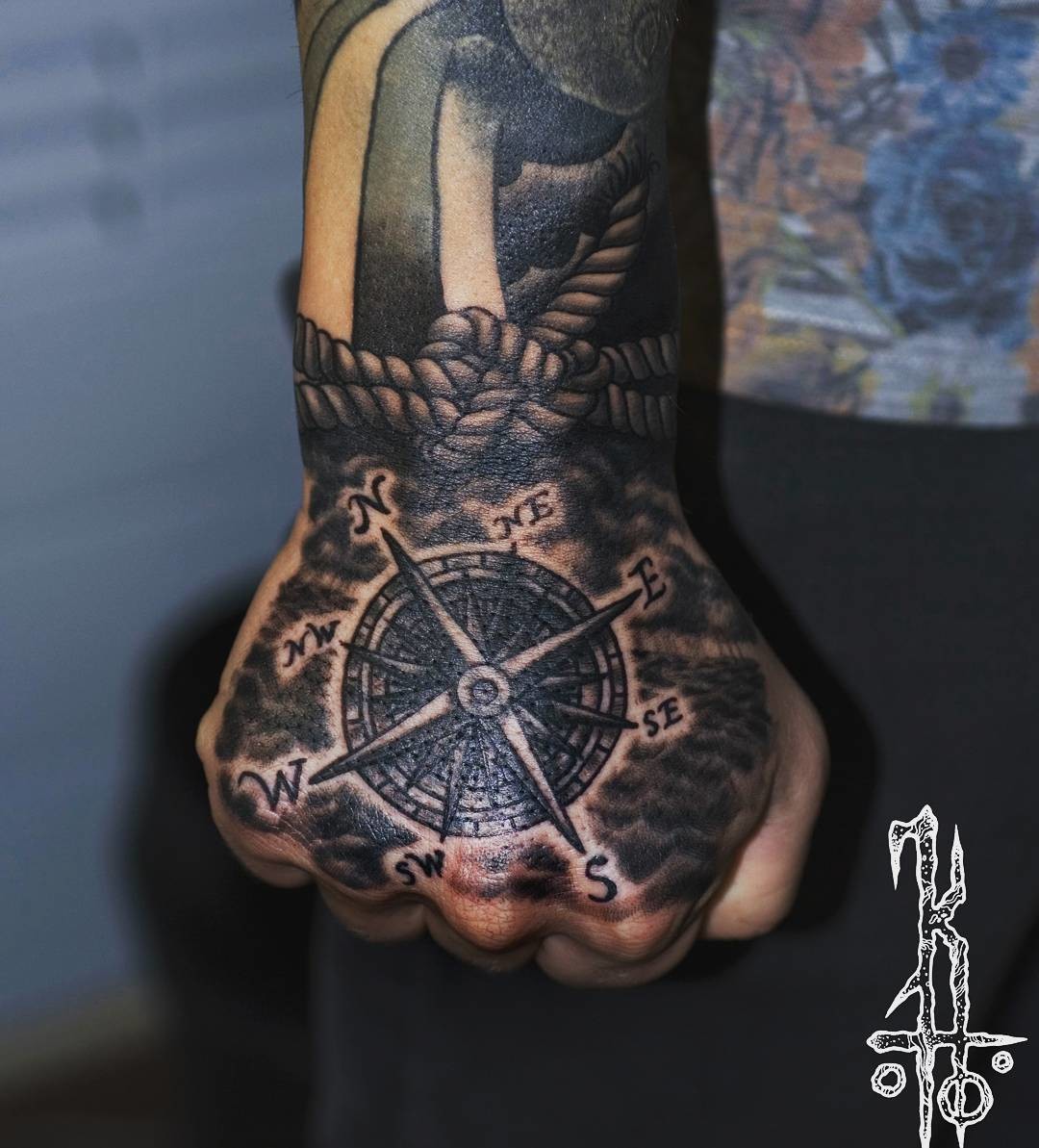 Фотография татуировки под названием «Компас»
