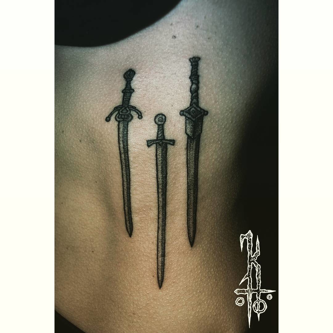 Фотография татуировки под названием «Три меча»