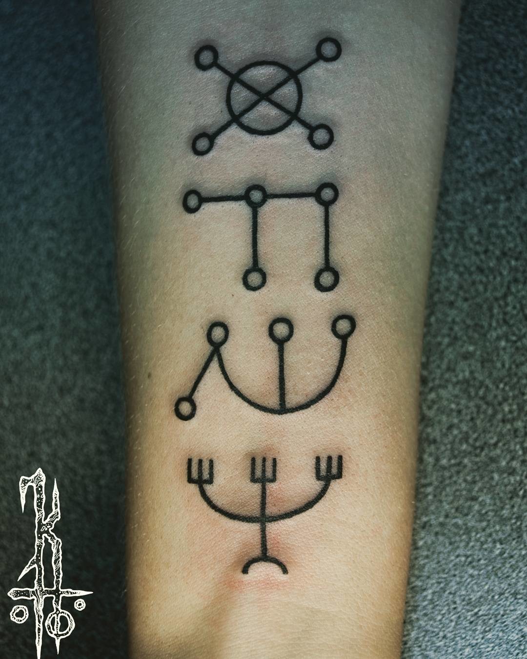 Фотография татуировки под названием «Символы»