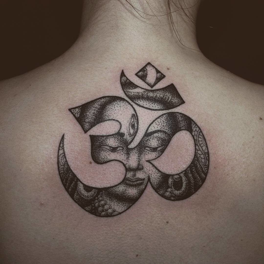 Фотография татуировки под названием «Символ ом»