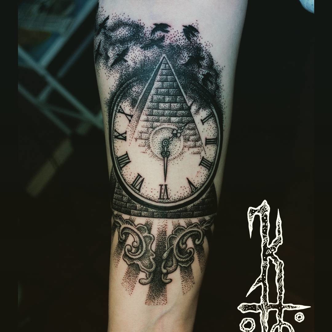 Фотография татуировки под названием «Часы и пирамида»