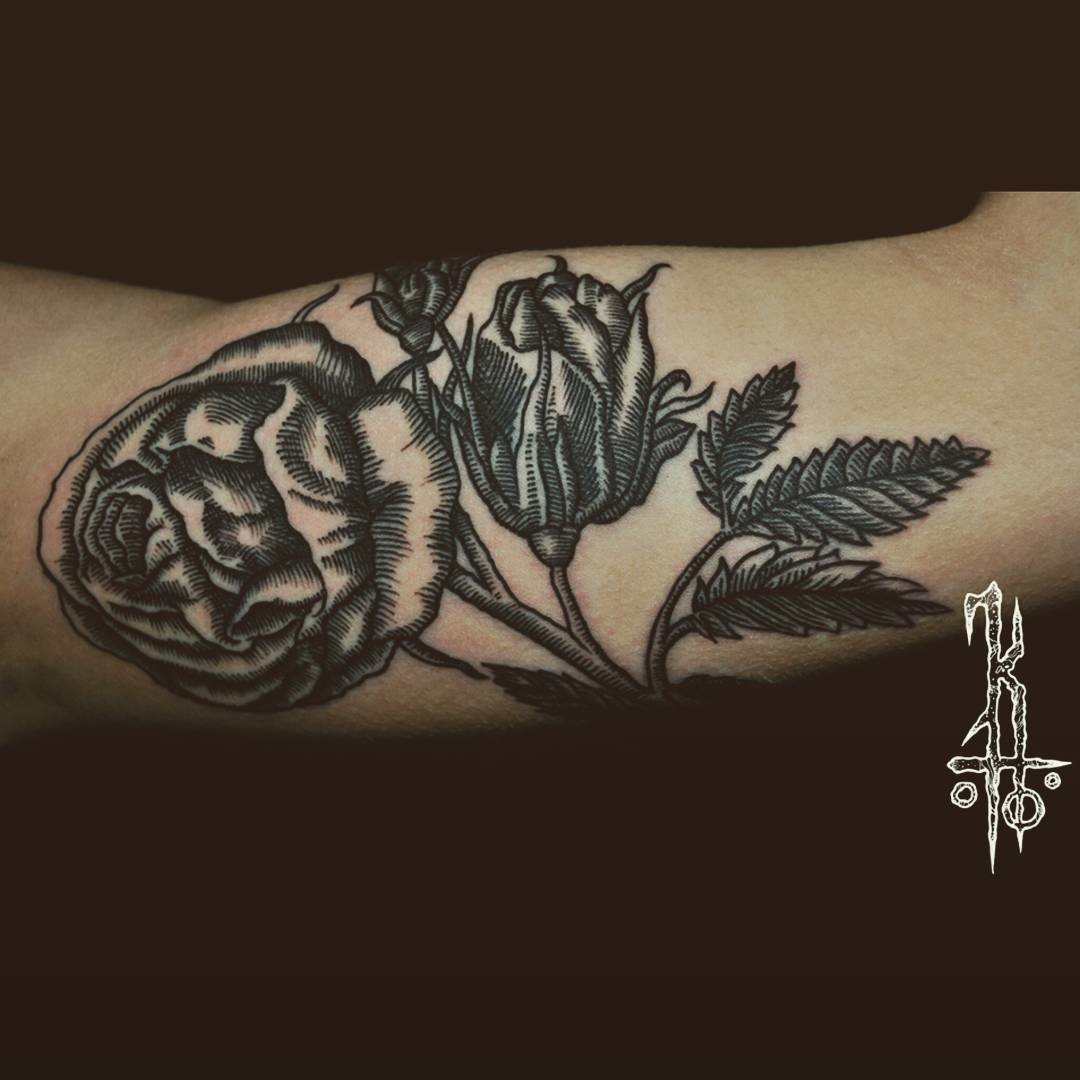 Фотография татуировки под названием «Пион»