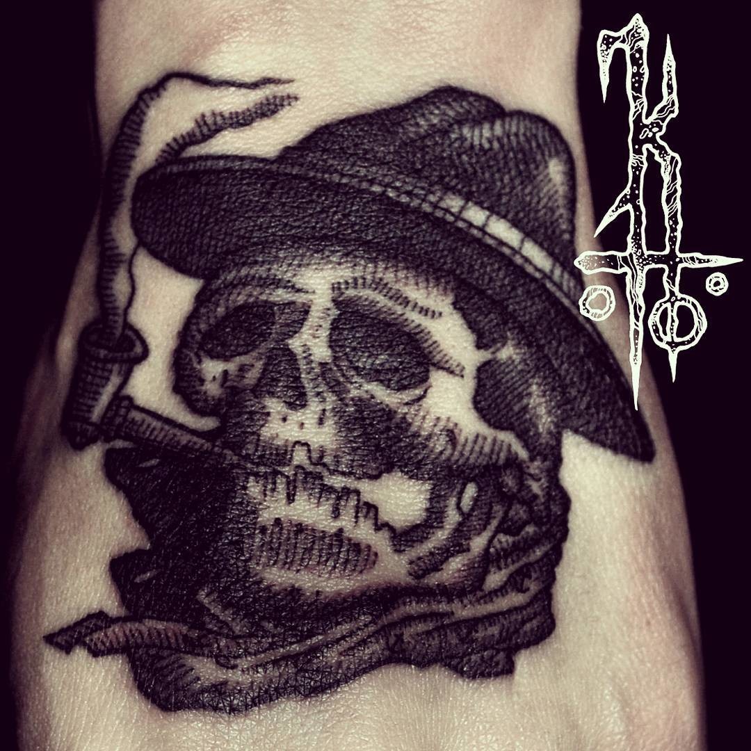 Фотография татуировки под названием «Череп с трубкой»
