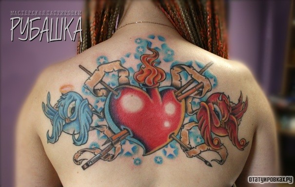 Фотография татуировки под названием «Сердце с ласточками»