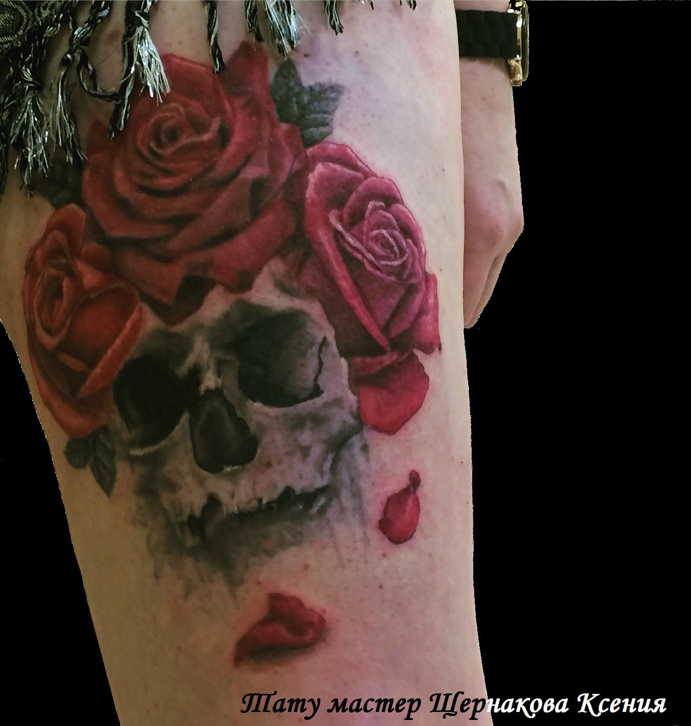 Фотография татуировки под названием «Три розы и череп»