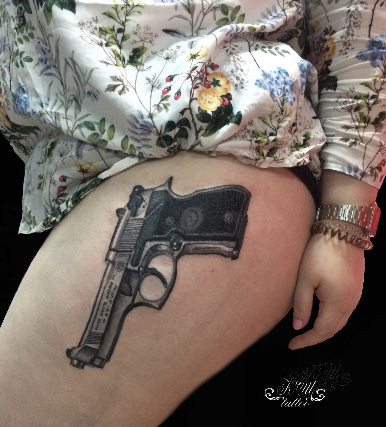 Фотография татуировки под названием «Пистолет»