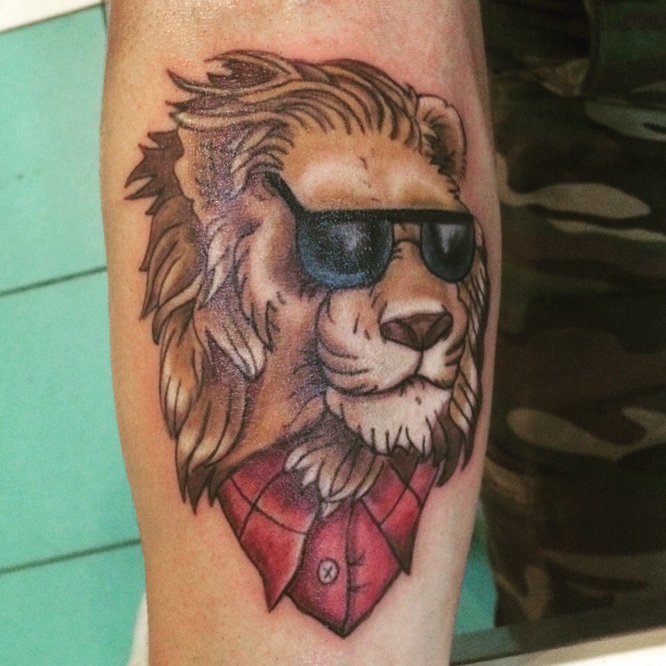 Фотография татуировки под названием «Лев в очках»