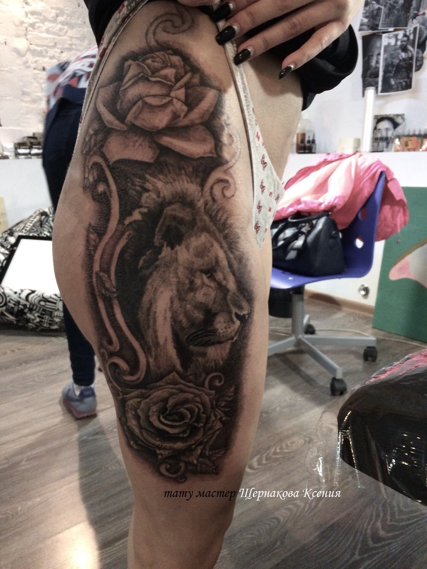 Фотография татуировки под названием «Лев и розы»