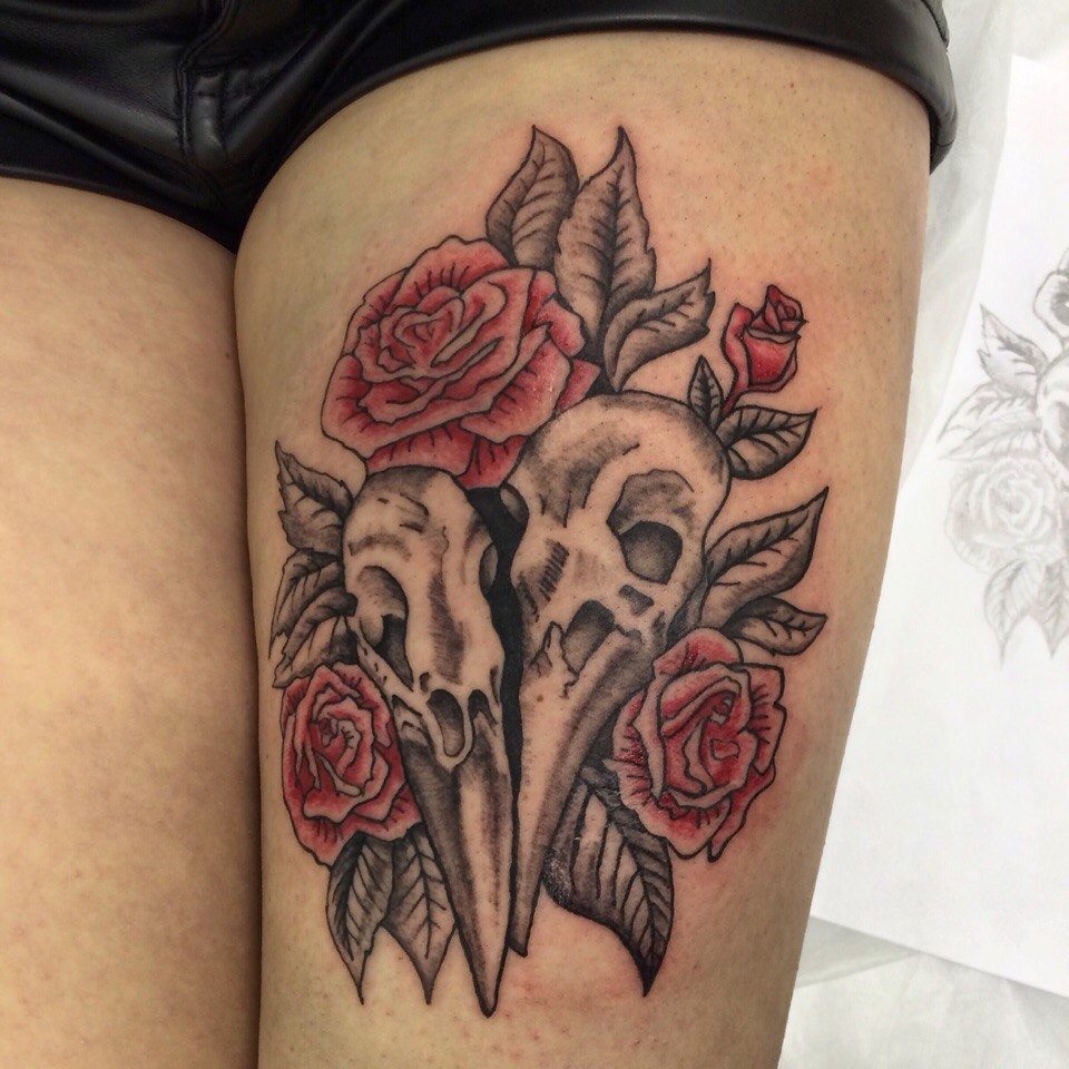 Фотография татуировки под названием «Череп птицы и розы»